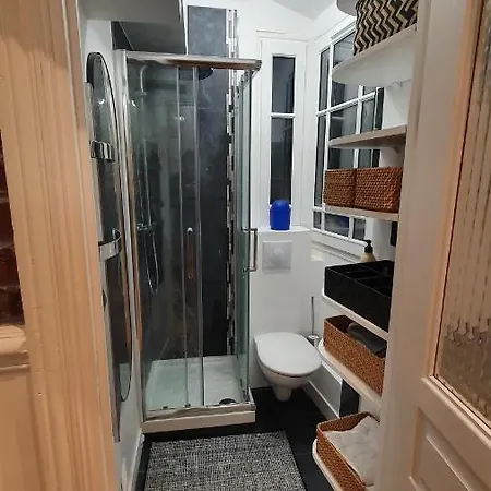 16m2 Dans Immeuble Hausmannien Parigi